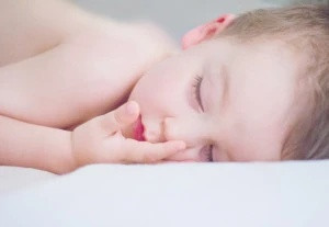 Jak zapewnić dziecku odpowiednie warunki podczas snu?